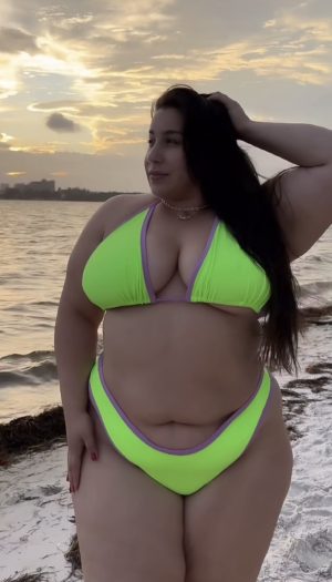 Conjunto Top triangulo carnaval + Bottoms Garota