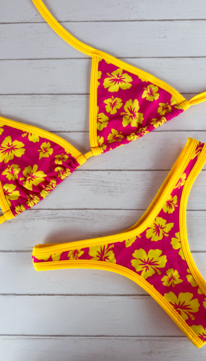 Conjunto Top triangulo carnaval + Bottoms Garota