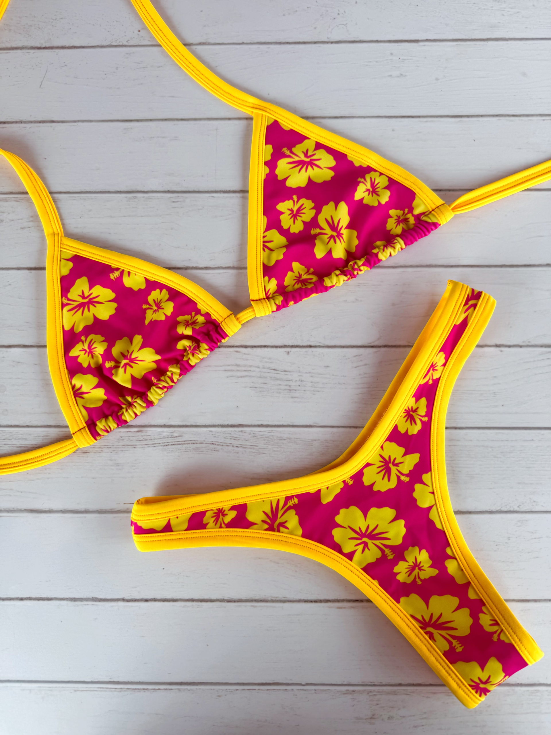 Conjunto Top triangulo carnaval + Bottoms Garota