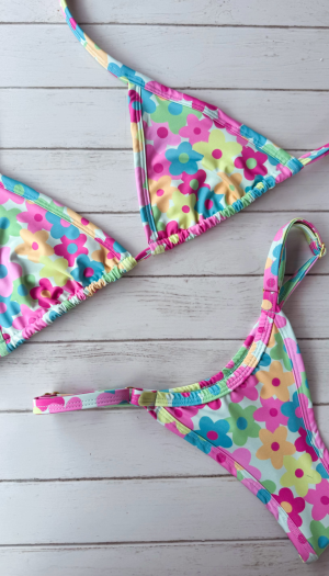 Conjunto Top triangulo carnaval + Bottoms Marquinha